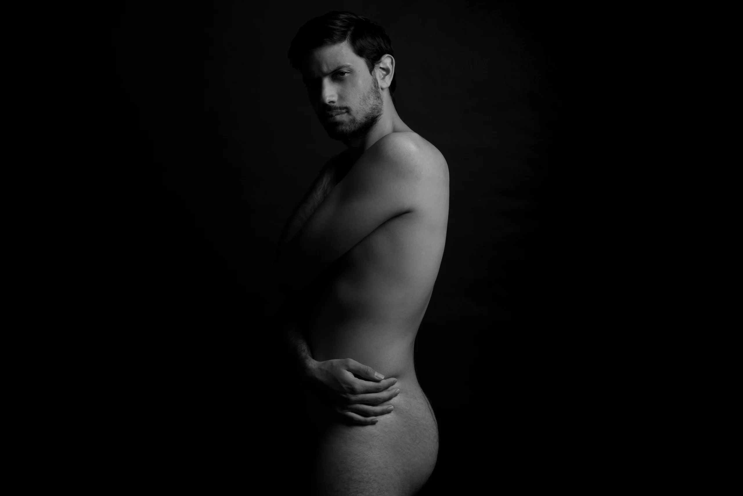 Un homme qui s'enlace dans un studio photo