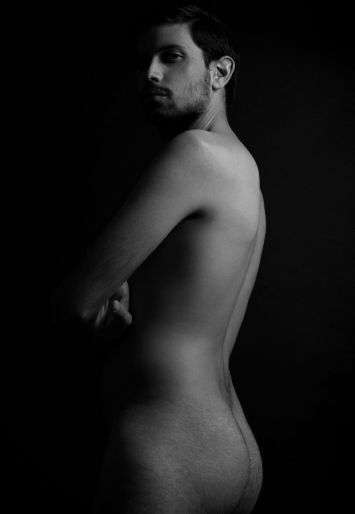 Homme nu de dos Un homme nus de dos les bras croisés