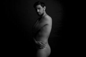 Homme nu qui s'enlace Un homme nu debout qui s'enlace