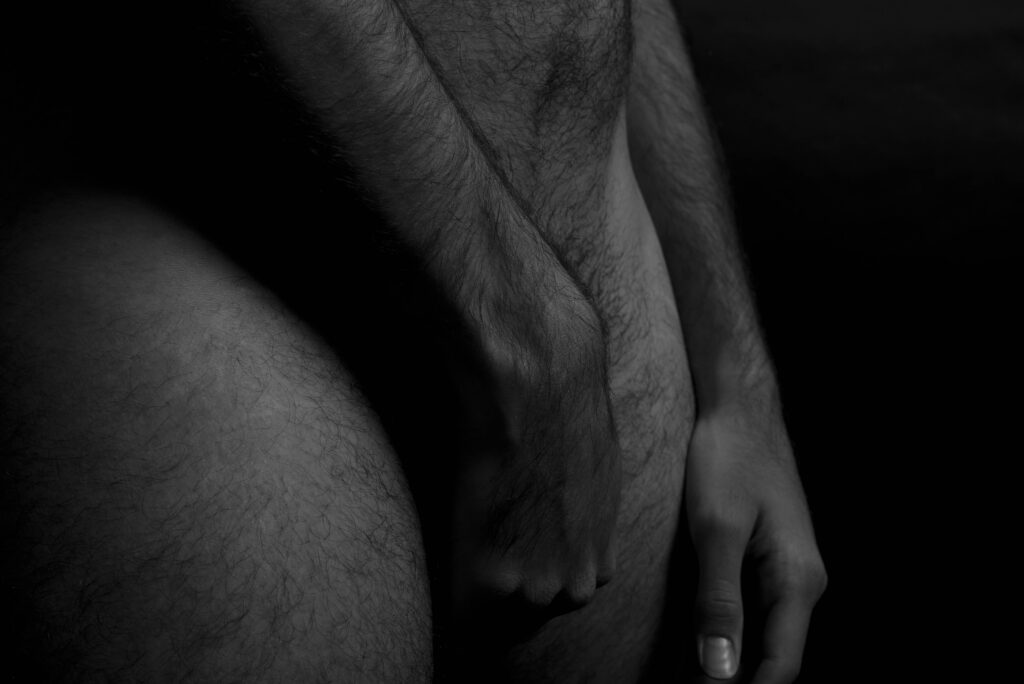 Homme nu qui tient son sexe Homme sexy nu qui tient son sexe