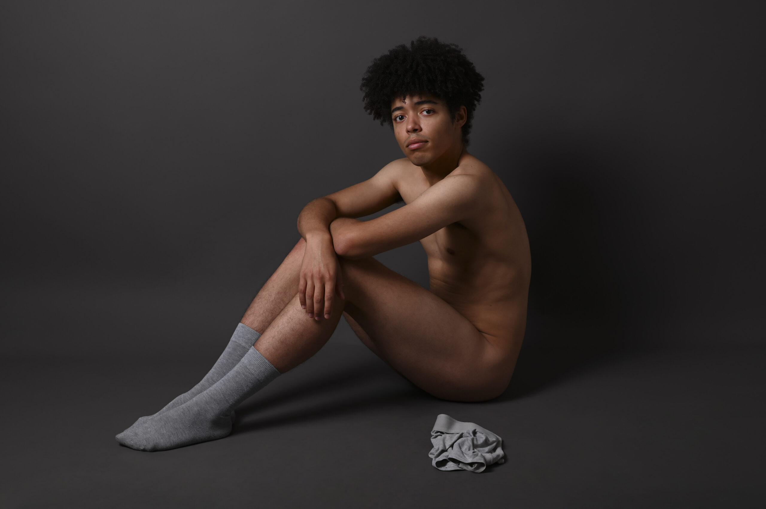 Jeune mec sexy assis
