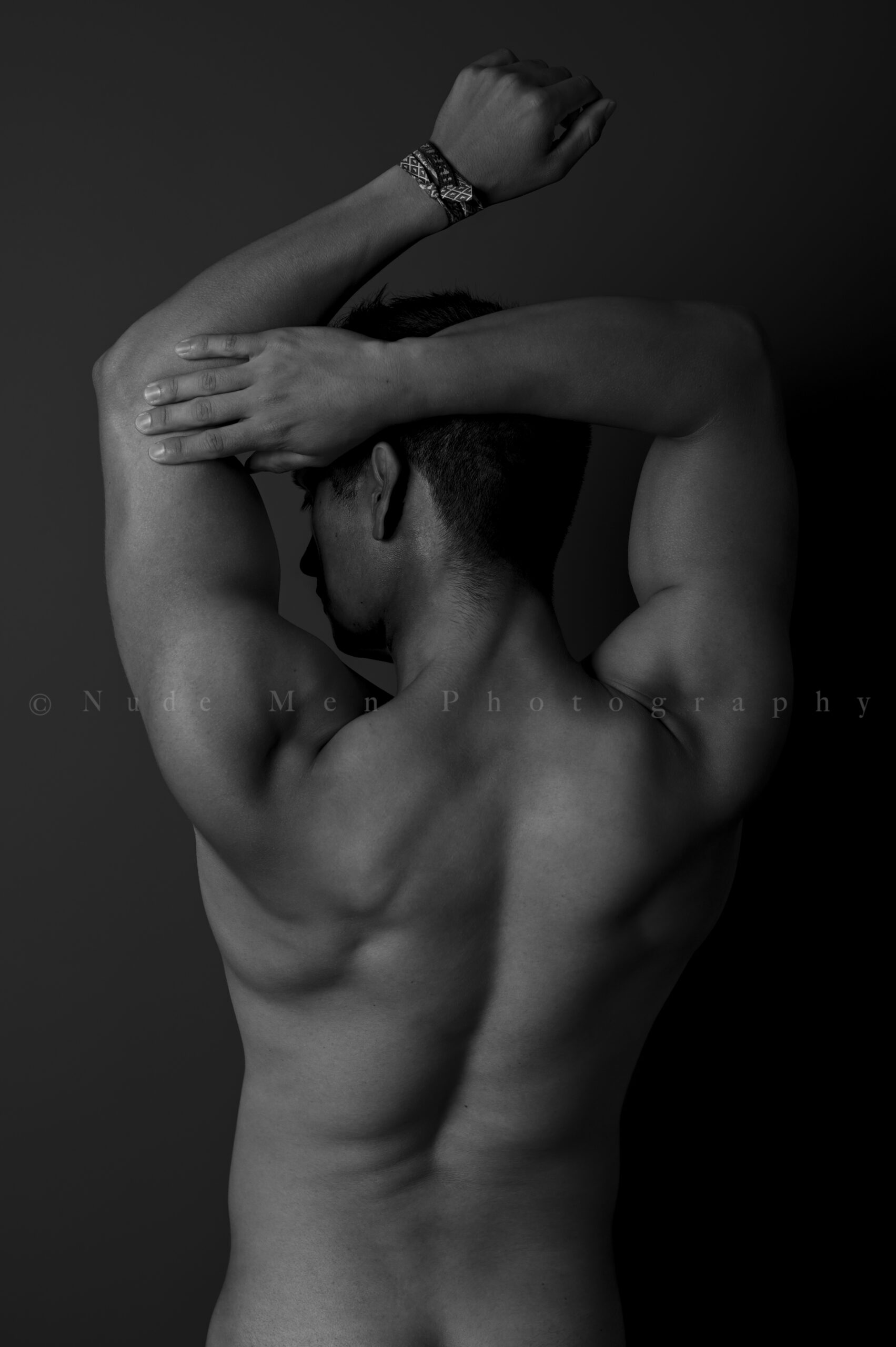 Garçon musclé nu de dos