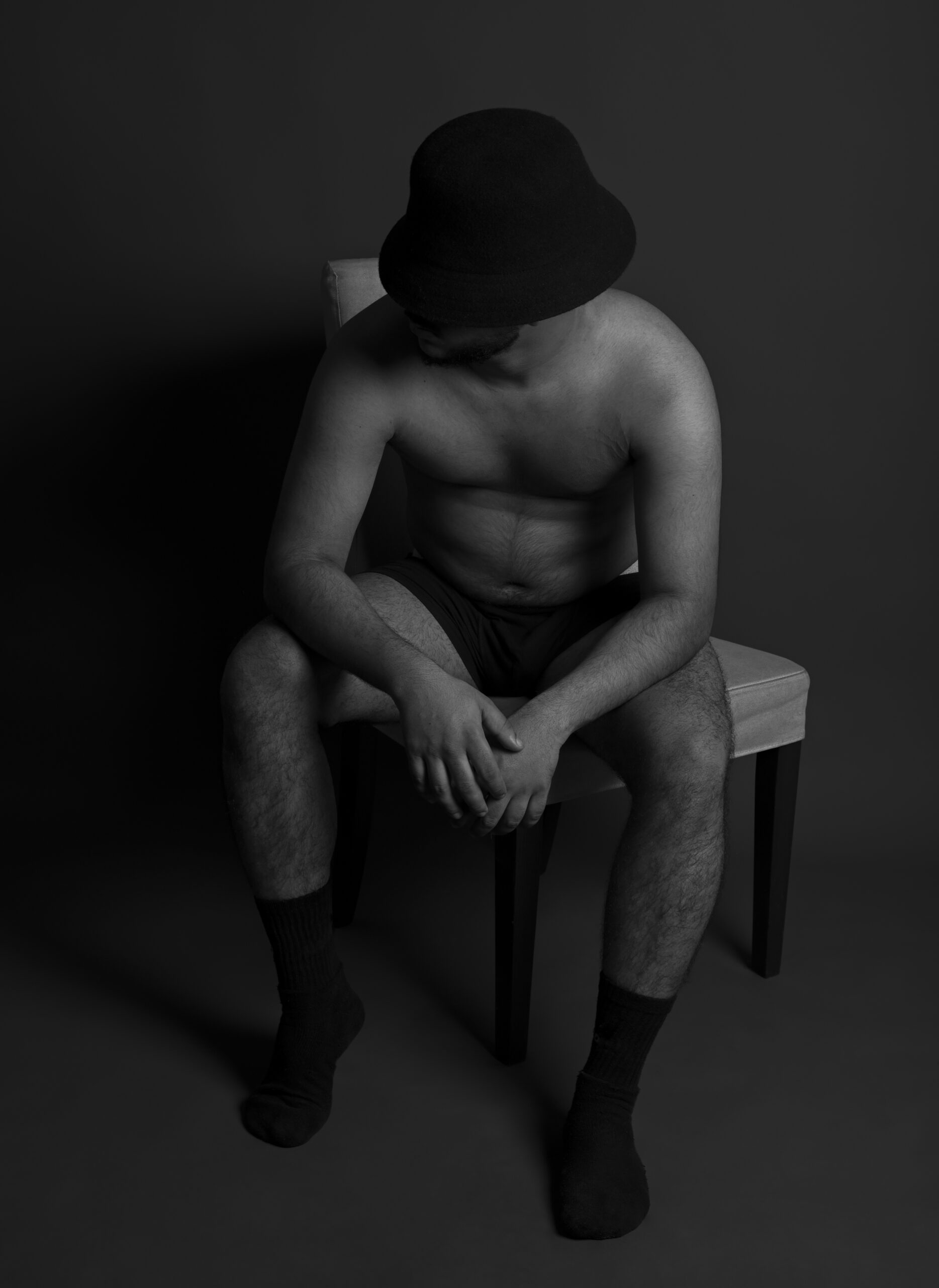 Homme sexy en boxer sur chaise