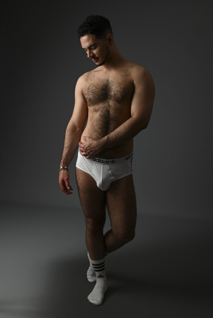 Entre ombres et lumières Homme sexy et musclé en boxer