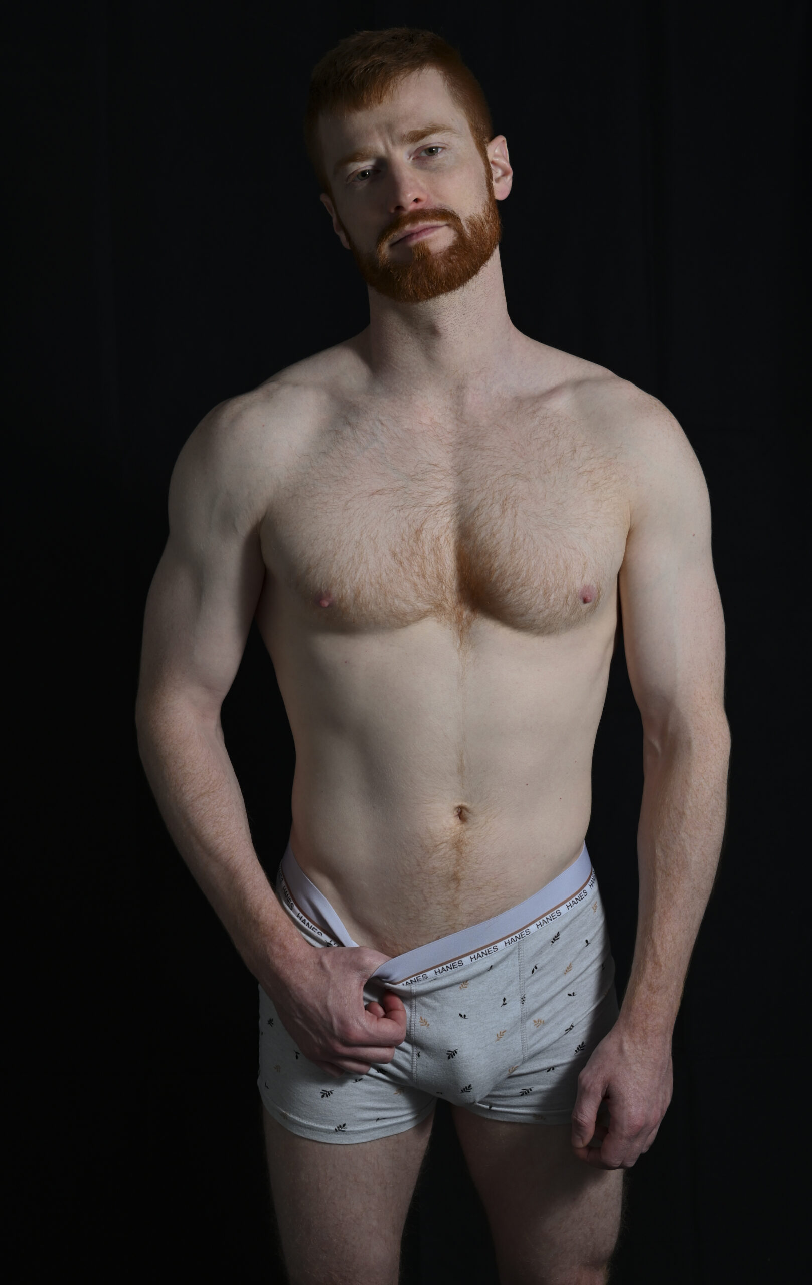 Homme roux musclé en boxer
