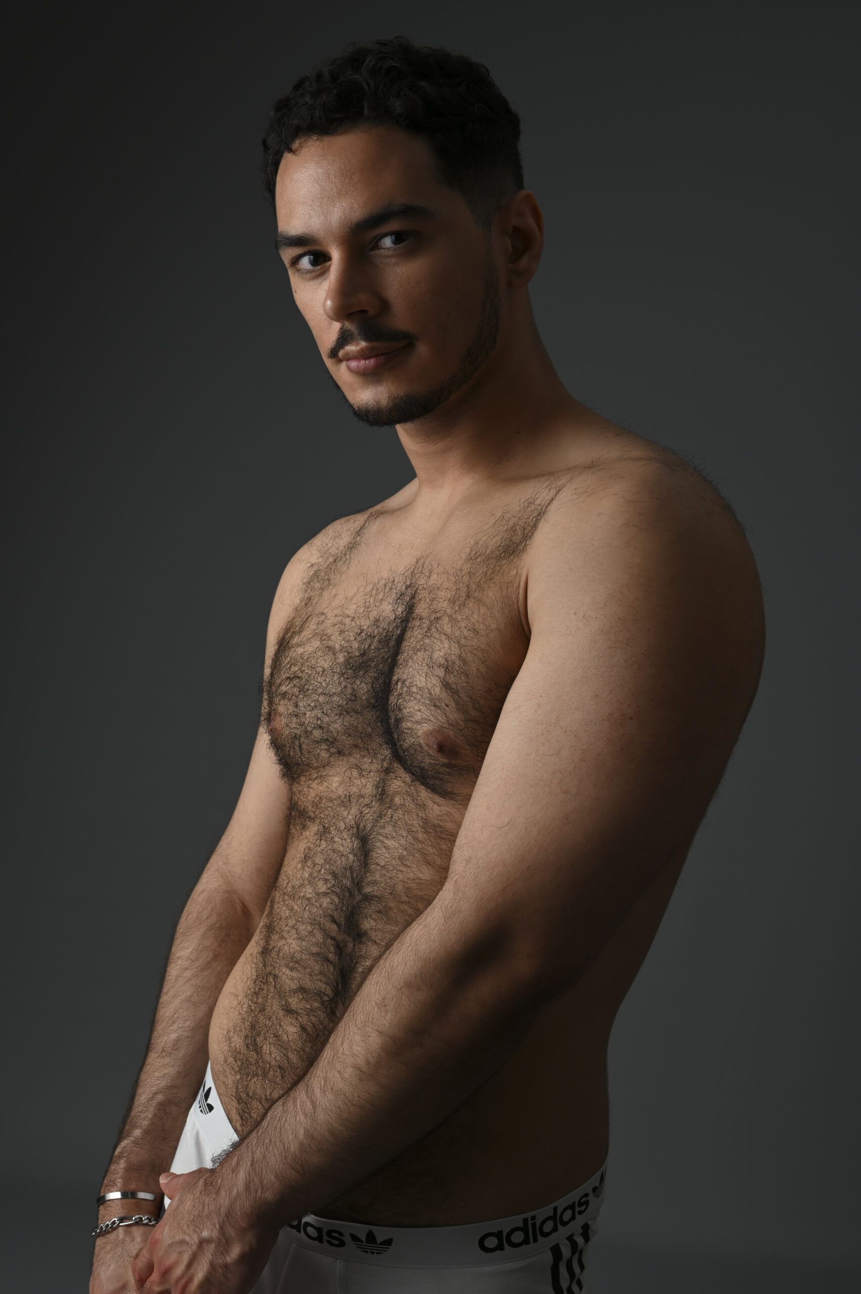 Bel homme musclé en boxer corps en mouvement