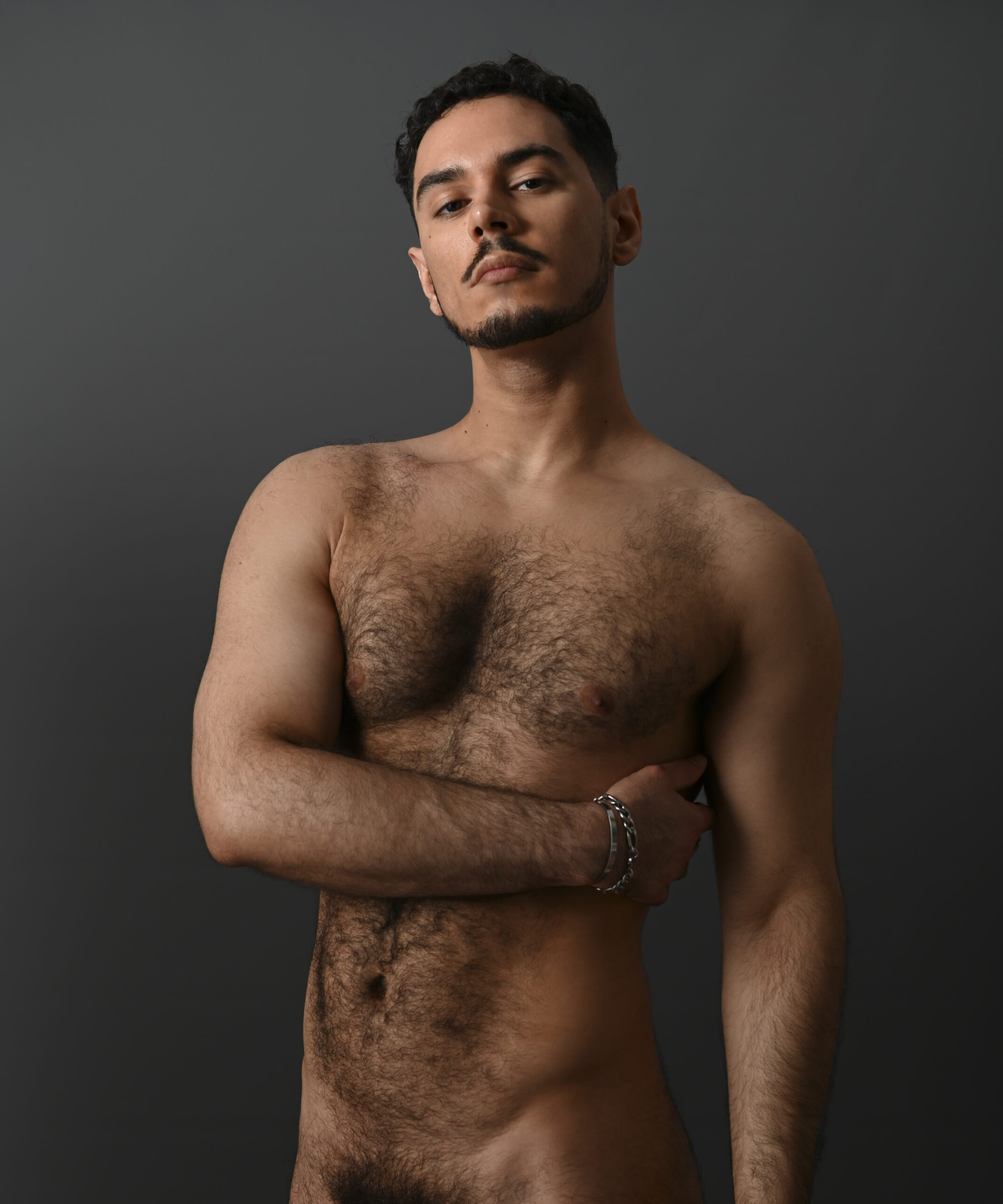 Homme nu musclé qui s'enlace le corps