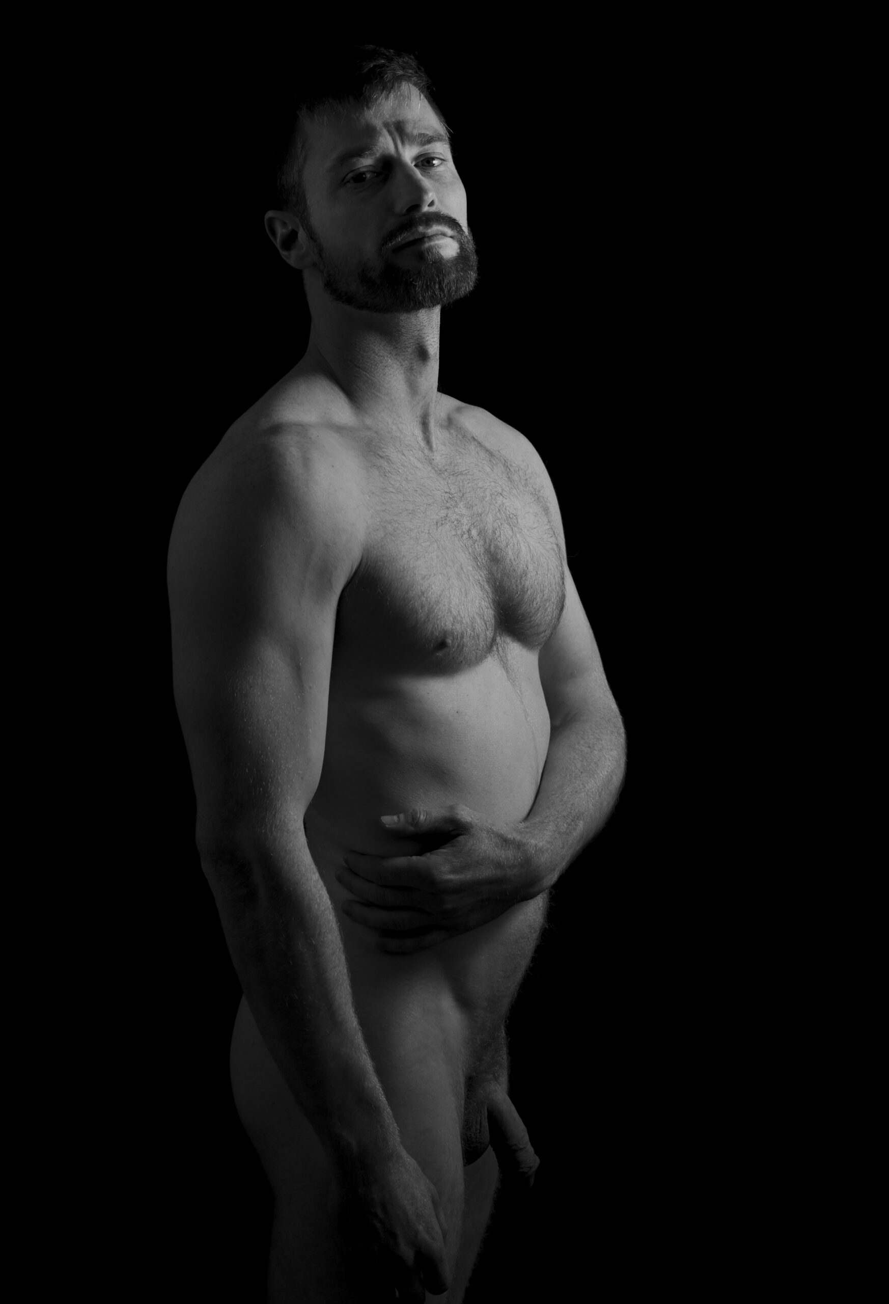 Homme nu musclé qui s'enlace le corps