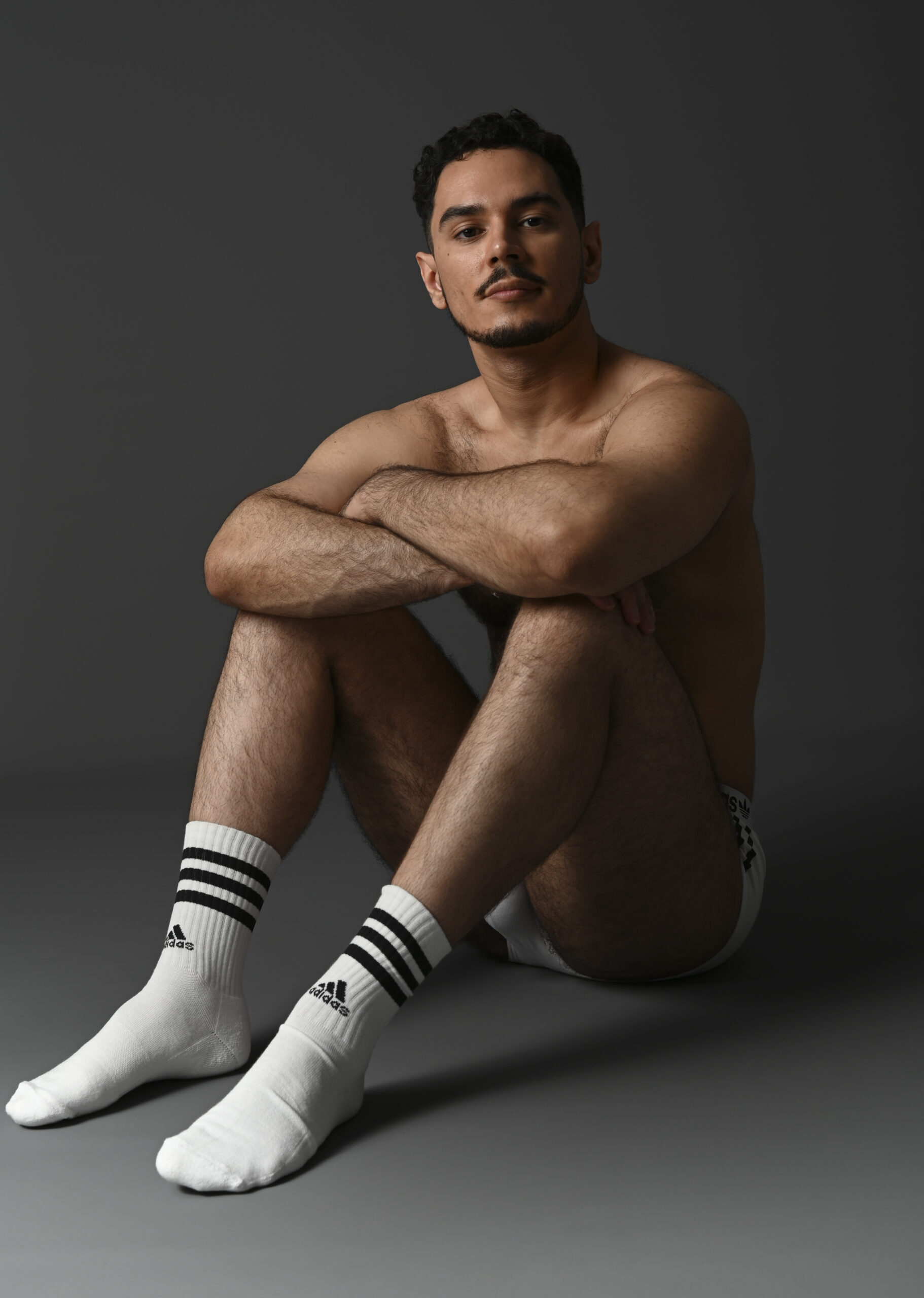 Homme sexy assis au sol en boxer