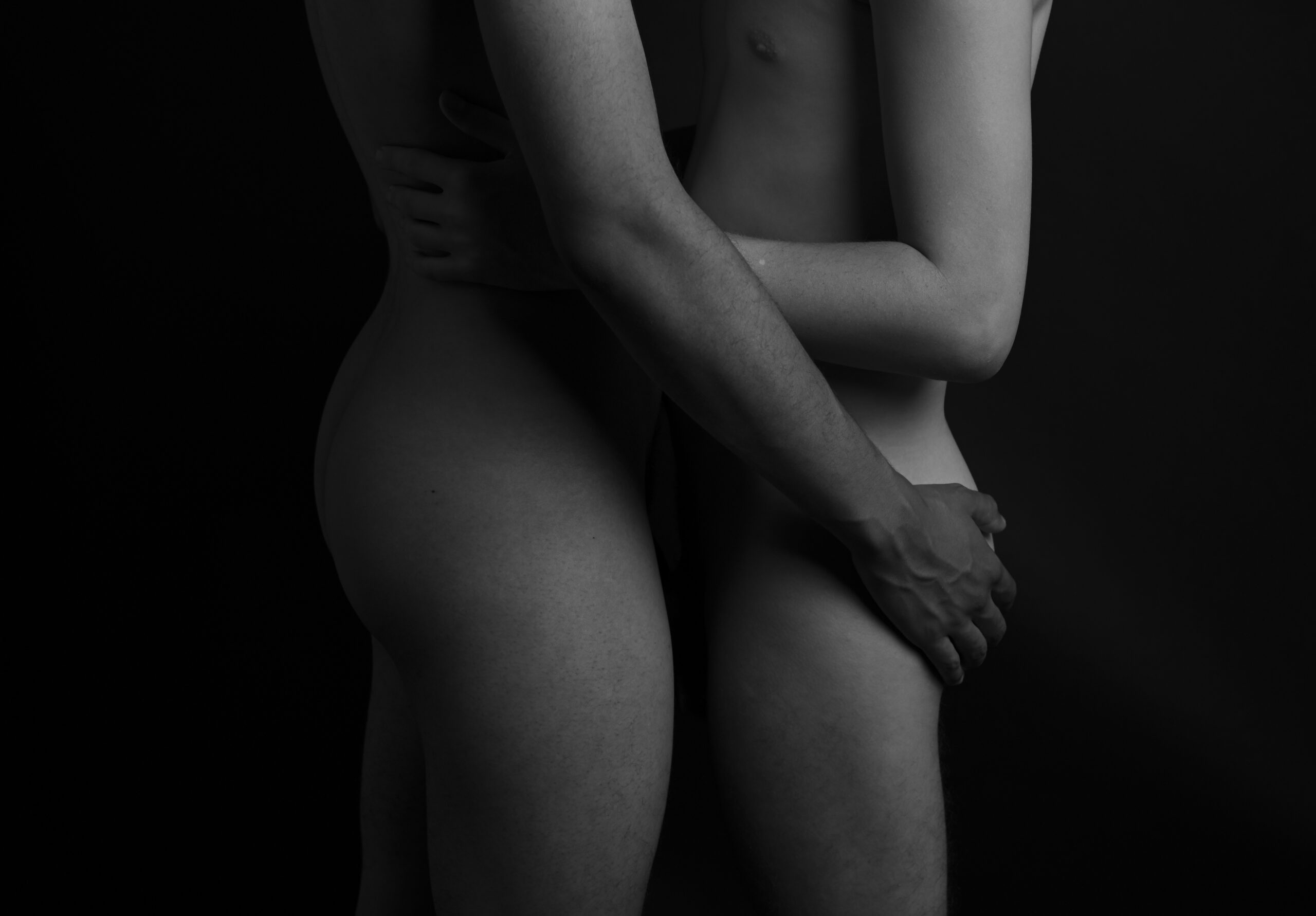 Deux hommes nus qui se caressent le corps