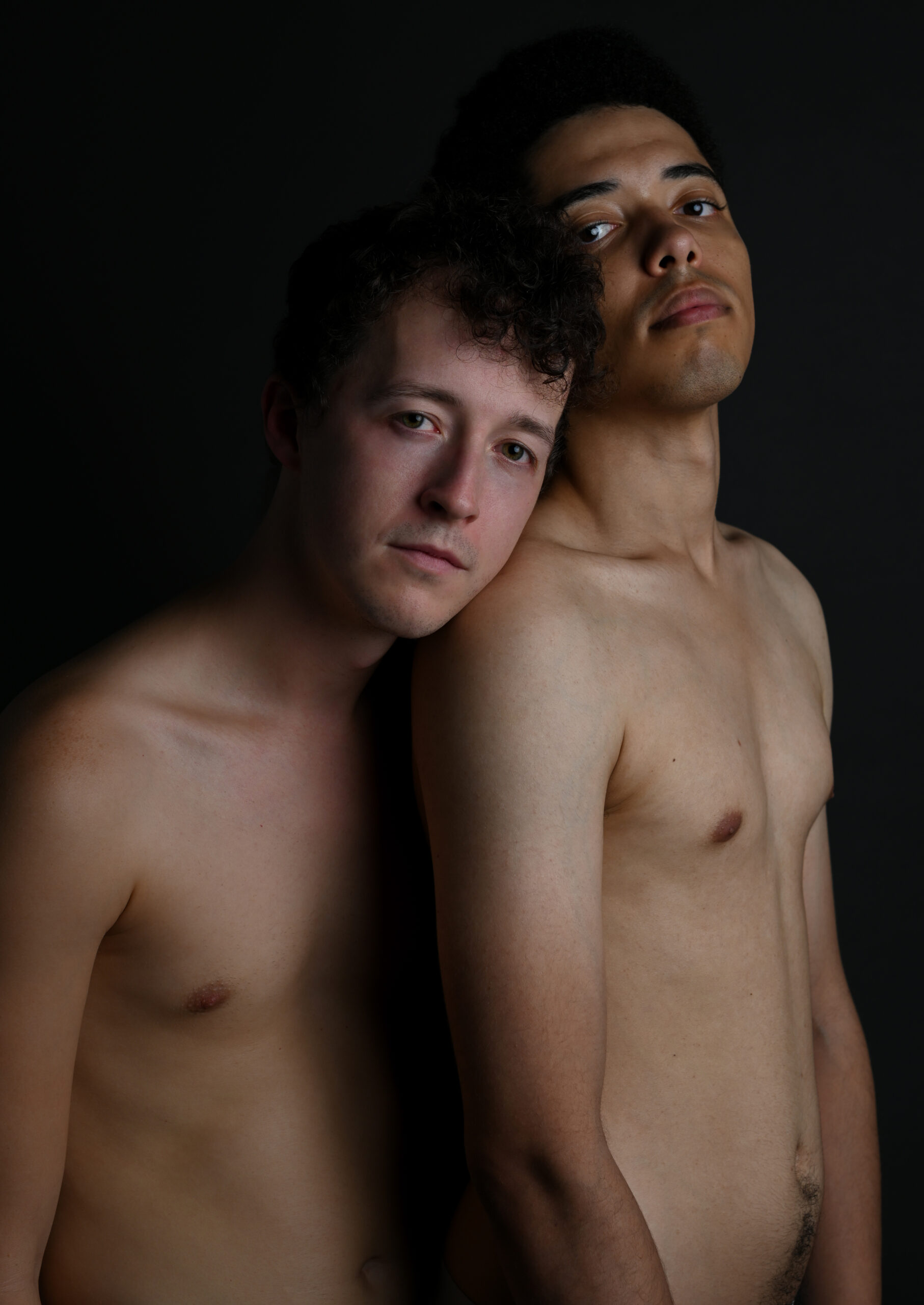 Deux hommes nus s'appuient l'un sur l'autre