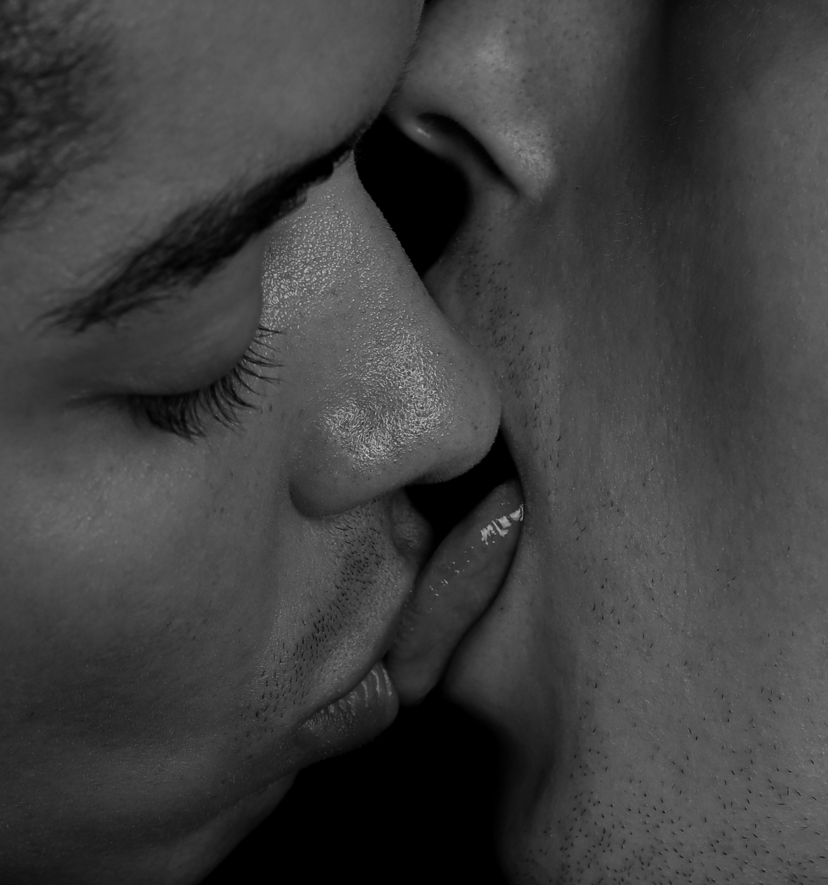 Gros blanc sur un homme qui embrasse la langue d'un autre homme